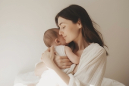 Madre con su bebé en brazo